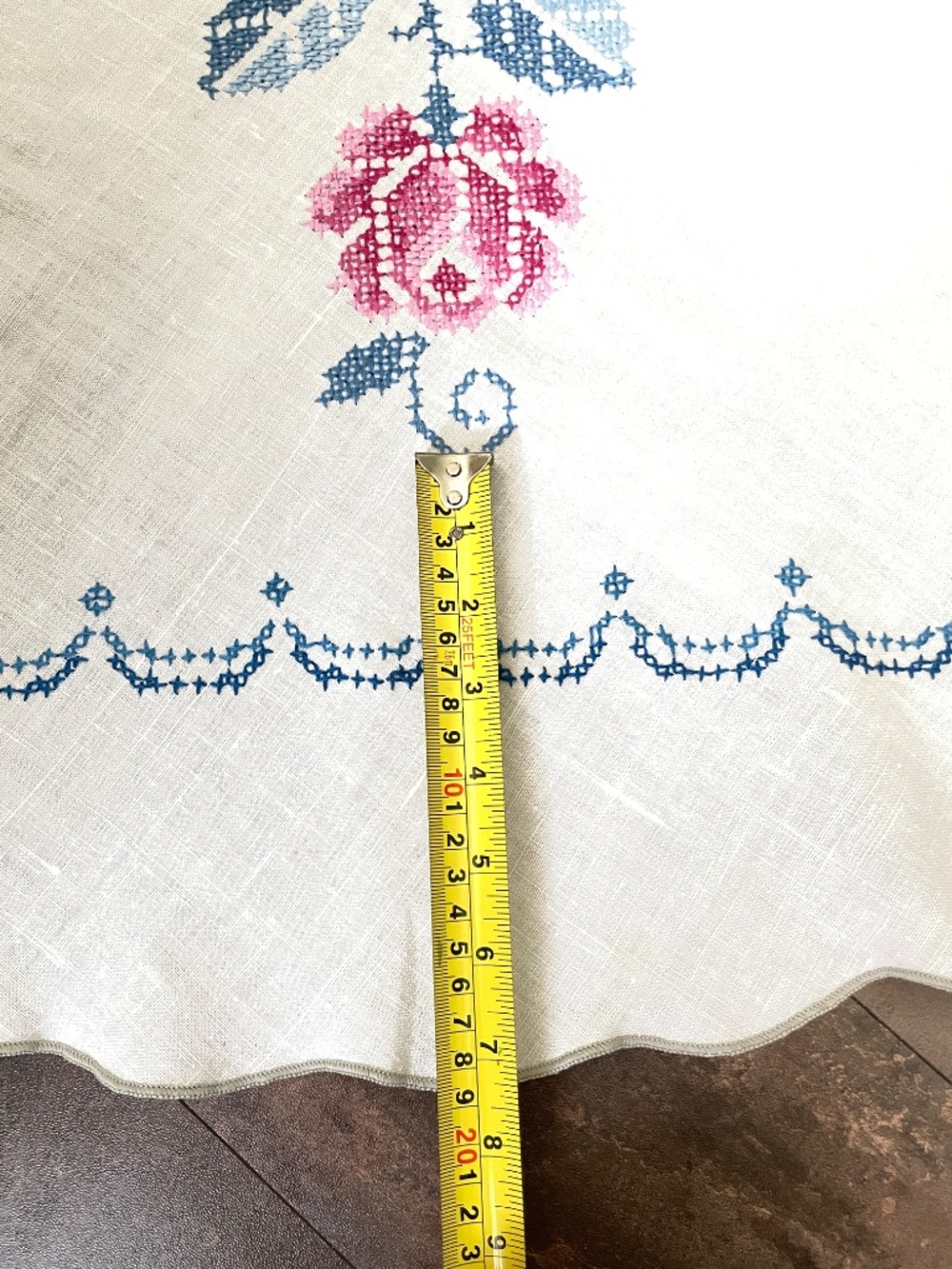 Vintage 64" Round Hand Embroidered Roses Linen Tablecloth Pink Blue - Picture 14 of 16